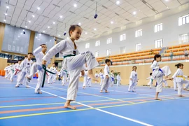 Trẻ em thích thú vui chơi, trải nghiệm tại Cung Thiếu nhi