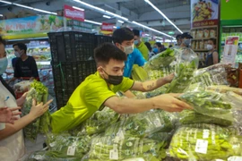 Hàng hóa thiết yếu ngập tràn các siêu thị ở Hà Nội