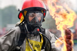 Lính cứu hỏa Hà Nội trổ tài trèo tường, vượt rào, dập lửa cứu người