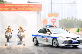 Phun hoá chất khử khuẩn xe phục vụ Đại hội đại biểu toàn quốc lần thứ XIII của Đảng