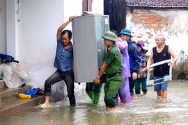 Công an Hà Nội chạy đua với thời gian, giúp người dân ứng phó lũ lụt