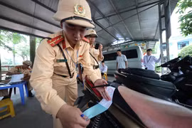 Công an Hà Nội ghi hình học sinh vi phạm, xử phạt bãi xe tự phát trước cổng trường