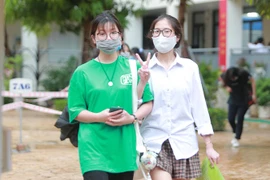 Thí sinh vui vẻ, thoải mái sau khi kết thúc ngày thi đầu tiên 