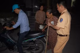 Đi lạc khắp Hà Nội, bà lão "đãng trí" được Cảnh sát giao thông giúp tìm người thân
