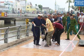 Phát hiện thi thể một cụ bà tóc bạc trôi dưới kênh