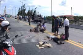 Xe khách chở người đi ăn cưới va với xe đầu kéo, nhiều người thương vong 