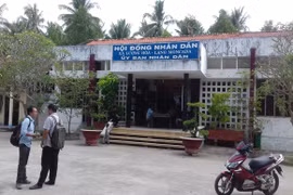 Một chủ tịch UBND xã treo cổ tự tử tại vườn nhà