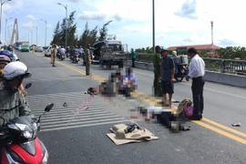 Xe khách chở người đi ăn cưới va với xe đầu kéo, nhiều người thương vong 