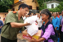 Gửi trao những món quà ý nghĩa đến người dân Bành Trạch