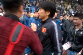 Người hâm mộ vây kín thầy trò Miura trên sân Hàng Đẫy