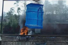 Tự tay đốt ô tô phát video trực tiếp để lấy tiền mua xe mới