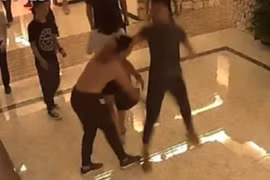 Làm "chuyện ấy" quá ồn ào, khách trọ bị đánh đập