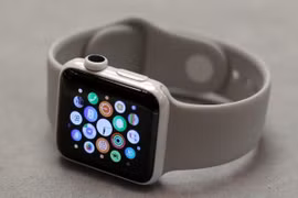 Sợ tin tặc Nga, Anh cấm bộ trưởng đeo Apple Watch trong lúc họp