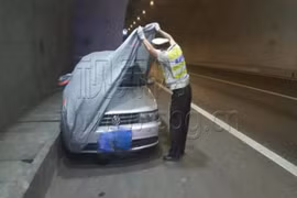 Con ngủ, bố mẹ tranh thủ "mây mưa" trong ô tô