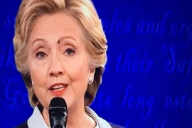 Ruồi đậu trên mặt bà Clinton gây sốt mạng xã hội