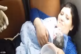 Video người phụ nữ vượt cạn ngay trên xe buýt