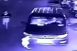 Mẹ dán mắt vào điện thoại, con gái bị ô tô cán chết thảm