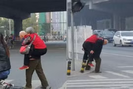 Cụ ông cõng vợ qua đường gây "sốt" cộng đồng mạng