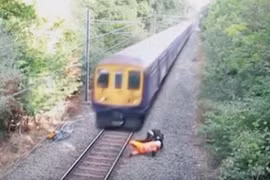 Nhân viên đường sắt cứu người say rượu thoát chết trong gang tấc
