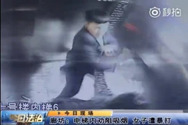 Yêu cầu không hút thuốc, một phụ nữ bị gã đàn ông đánh đập dã man