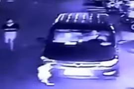 Mẹ dán mắt vào điện thoại, con gái bị ô tô cán chết thảm