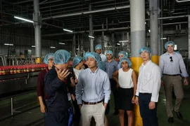 Sinh viên New York thích thú tham quan dây chuyền sản xuất của Tân Hiệp Phát