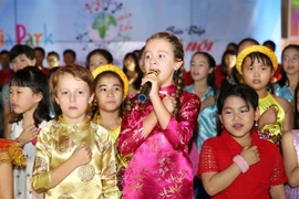 Xem đại sứ nhỏ tuổi nhất làng trẻ em SOS hát quốc ca tại Asia Park