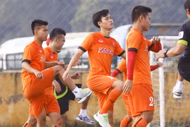 Thầy trò Hữu Thắng tập chóng vánh trước trận gặp CLB hàng đầu Hàn Quốc