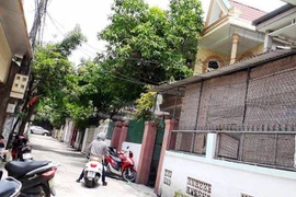 Mẹ mua quà ăn sáng về, thấy con trai đã treo cổ tự tử trong nhà