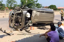 Ôtô đâm sập cổng nhà dân, 3 người thoát chết trong gang tấc