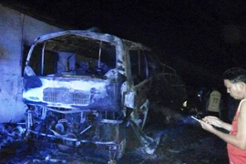 Xe khách bốc cháy, 5 người thương vong