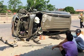 Ôtô đâm sập cổng nhà dân, 3 người thoát chết trong gang tấc