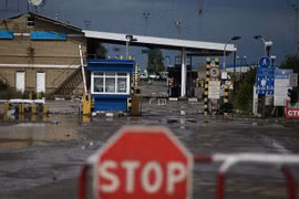 Đang chụp ảnh "tự sướng", 3 du khách Nga bị biên phòng Ukraine bắn