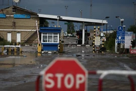 Đang chụp ảnh "tự sướng", 3 du khách Nga bị biên phòng Ukraine bắn