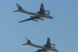 Mỹ tung F-22 chặn máy bay Nga áp sát biên giới đúng ngày quốc khánh