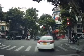 Tài xế xe ôtô nhận 'kết đắng' vì vượt đèn đỏ
