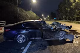 Truy tìm ôtô tải liên quan đến vụ tai nạn giao thông khiến xe 4 chỗ "nát đầu" ở Đại lộ Thăng Long