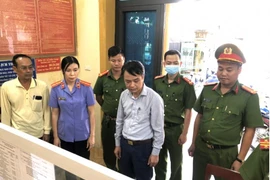 Bắt Chủ tịch UBND thị trấn Ba Sao và đồng phạm