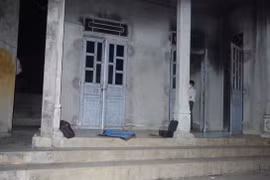 Đột nhập đốt nhà đối phương vì mâu thuẫn tình, tiền