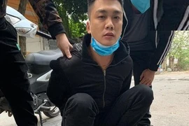 Thả vội gói ma túy xuống đất khi "đụng trúng" Công an