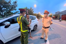 “Vượt nắng, thắng mưa” bám đường xử lý vi phạm giao thông ở cửa ngõ phía Nam Thủ đô 