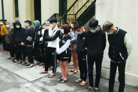 Xem hơn 40 nam nữ thanh niên "càn quấy" trên đường phố, bị Cảnh sát 141 đưa về trụ sở Công an xử lý