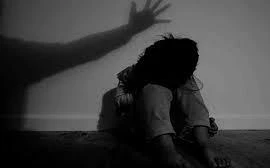 Bé gái 14 tuổi làm việc tại quán karaoke bị hiếp dâm