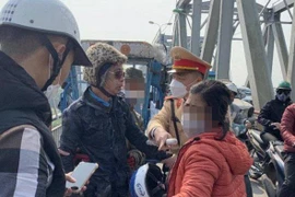 Cảnh sát giao thông và người dân kịp thời ngăn một nam giới định nhảy cầu Chương Dương tự tử