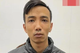 Gã trai giấu heroin trong tất mang đi 'ship' cho khách hàng