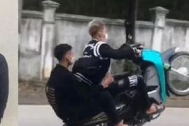 Hai thanh niên không đội mũ bảo hiểm, 'bốc đầu' xe máy bị phạt gần 10 triệu đồng