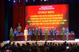 'Đi từng ngõ, gõ từng nhà' tuyên truyền người dân cài đặt, sử dụng VNeID