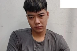 Kiểm tra gã đàn ông xăm trổ, phát hiện nhiều ma túy