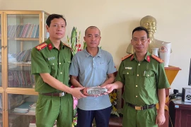 Công an xã tìm và trao trả 180 triệu đồng tiền đánh rơi cho người dân
