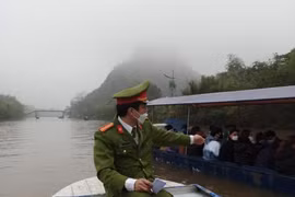 Phát hiện, xử lý 7 trường hợp "cò mồi" tranh giành khách đi chùa Hương